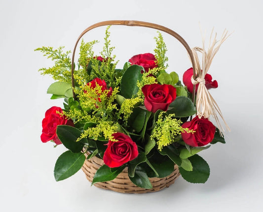 Cesta com 9 Rosas Vermelhas e Folhagem